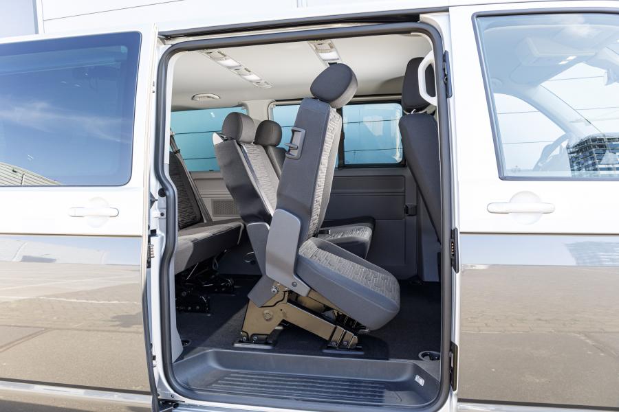 Интерьер Volkswagen Caravelle LWB (T6.1) 2019 года  (WW) (фото 12 из 12)